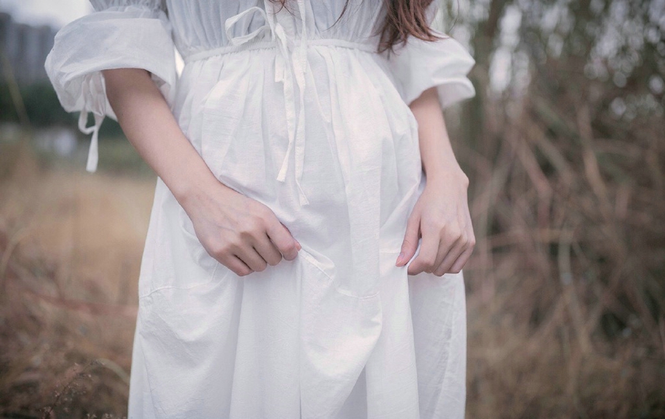 点击大图看下一张：湿地公园内的白裙长发飘飘女神养眼写真