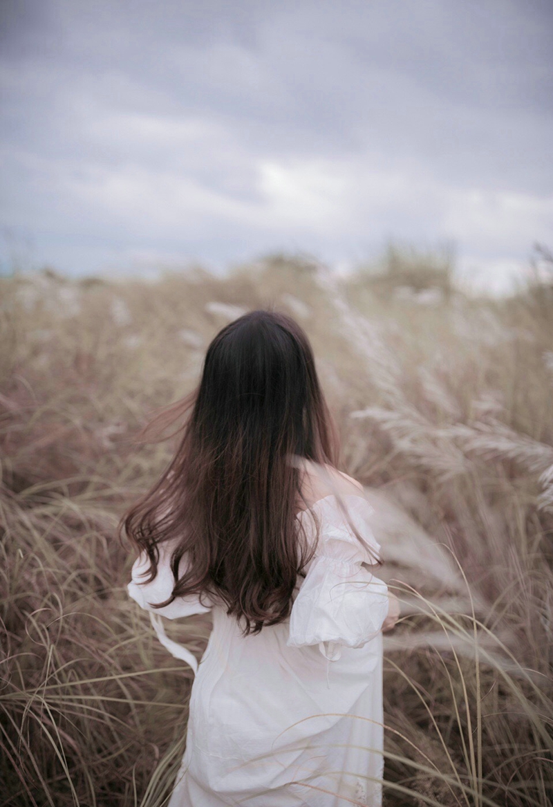 点击大图看下一张：湿地公园内的白裙长发飘飘女神养眼写真