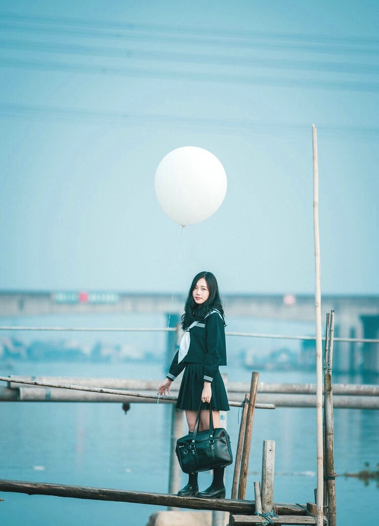 点击大图看下一张：日系学院风校服妹子高挑完美身材