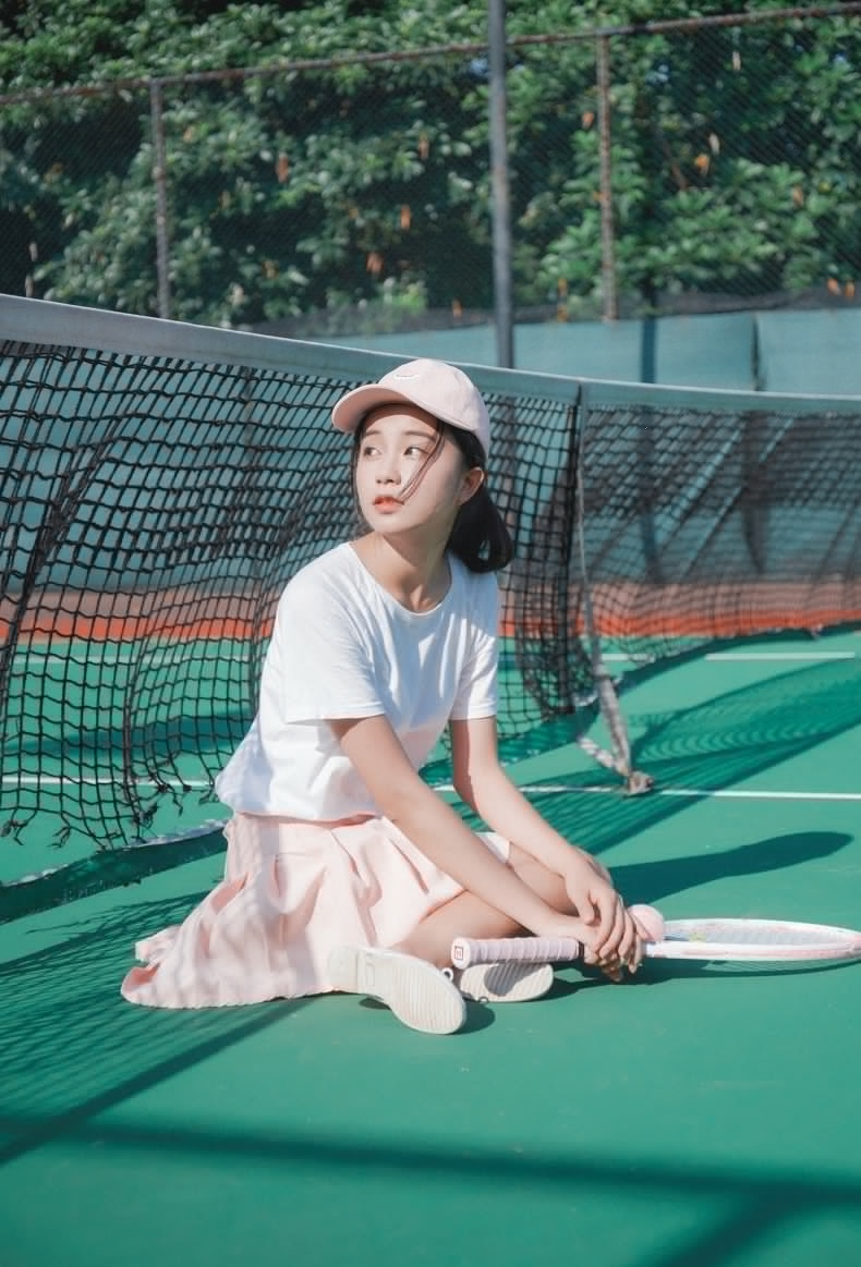 点击大图看下一张：迷你短裙鸭舌帽清纯网球美女阳光写真