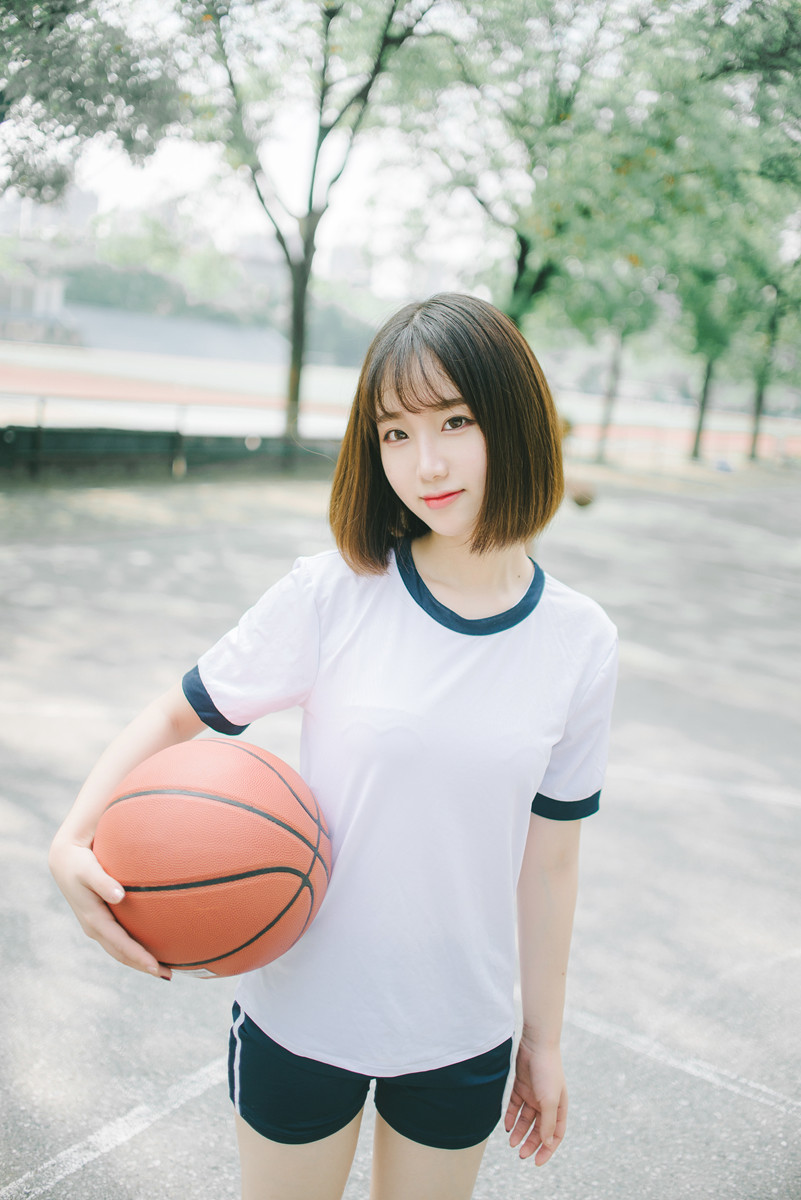 点击大图看下一张：穿运动裤玩篮球的短发女孩阳光清新可爱迷人