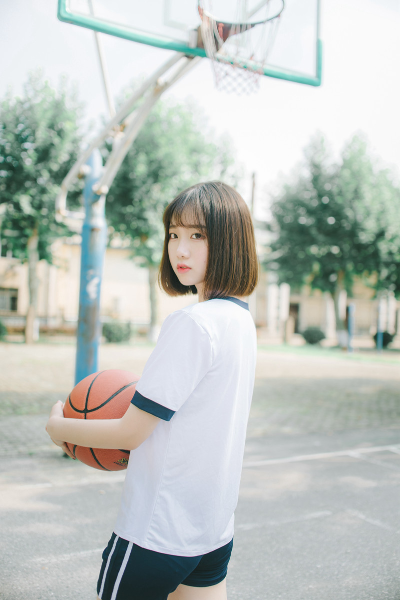 点击大图看下一张：穿运动裤玩篮球的短发女孩阳光清新可爱迷人