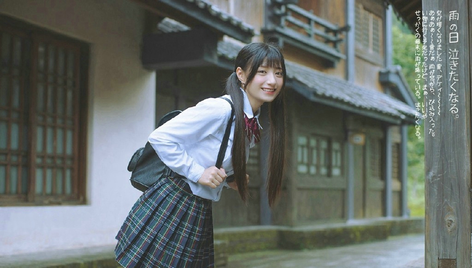 点击大图看下一张：日系学院风双马尾妹子笑脸迷人