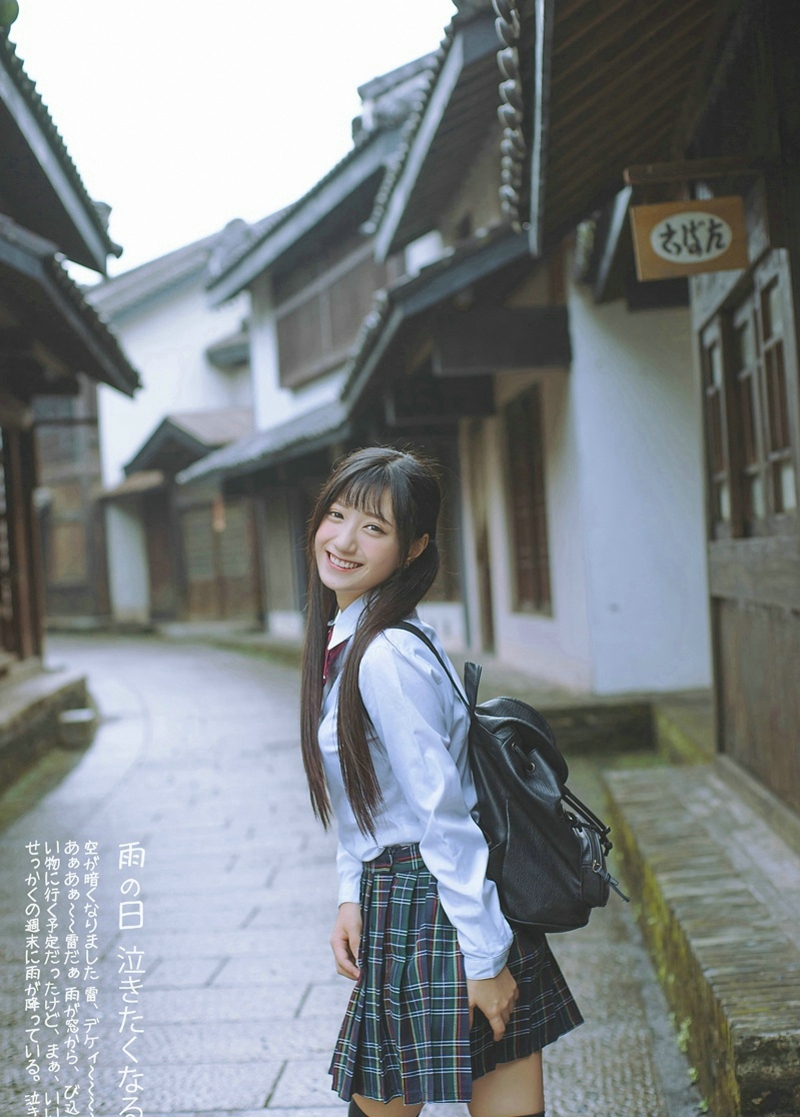点击大图看下一张：日系学院风双马尾妹子笑脸迷人