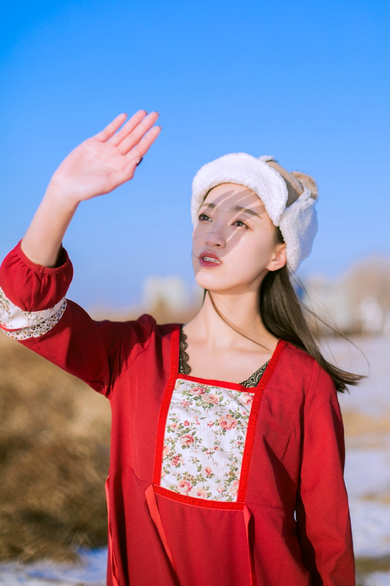 点击大图看下一张：冬日暖阳下民族风红衣少女养眼写真