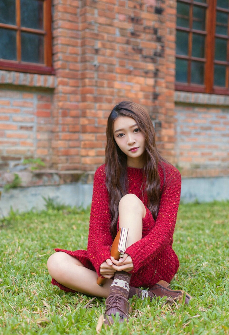 点击大图看下一张：韩系卷发红衣美女娇美活力十足