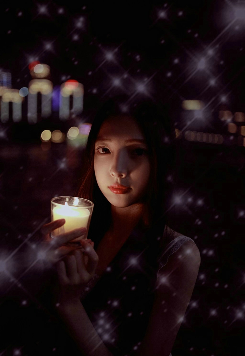 点击大图看下一张:夜晚唯美灯光下的长发美女气质养眼写真