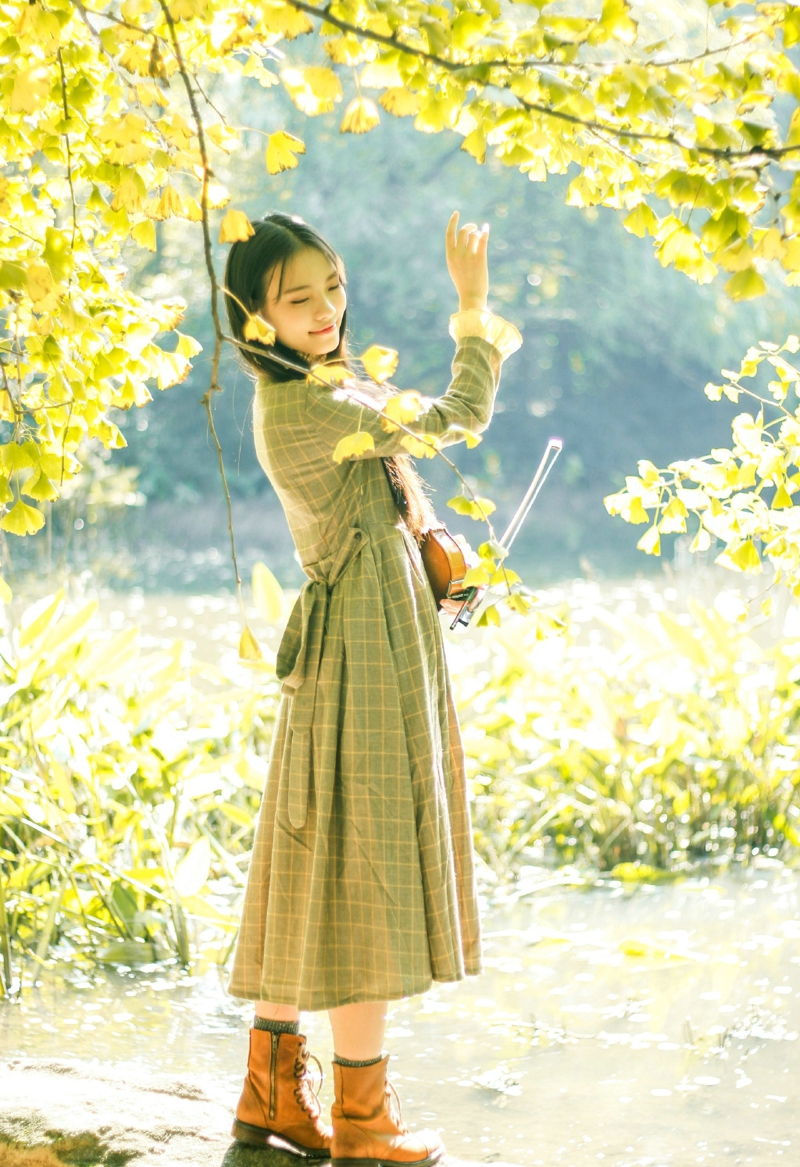 点击大图看下一张：深秋中的小提琴气质美女森系长裙恬静写真