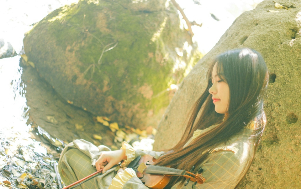 点击大图看下一张：深秋中的小提琴气质美女森系长裙恬静写真