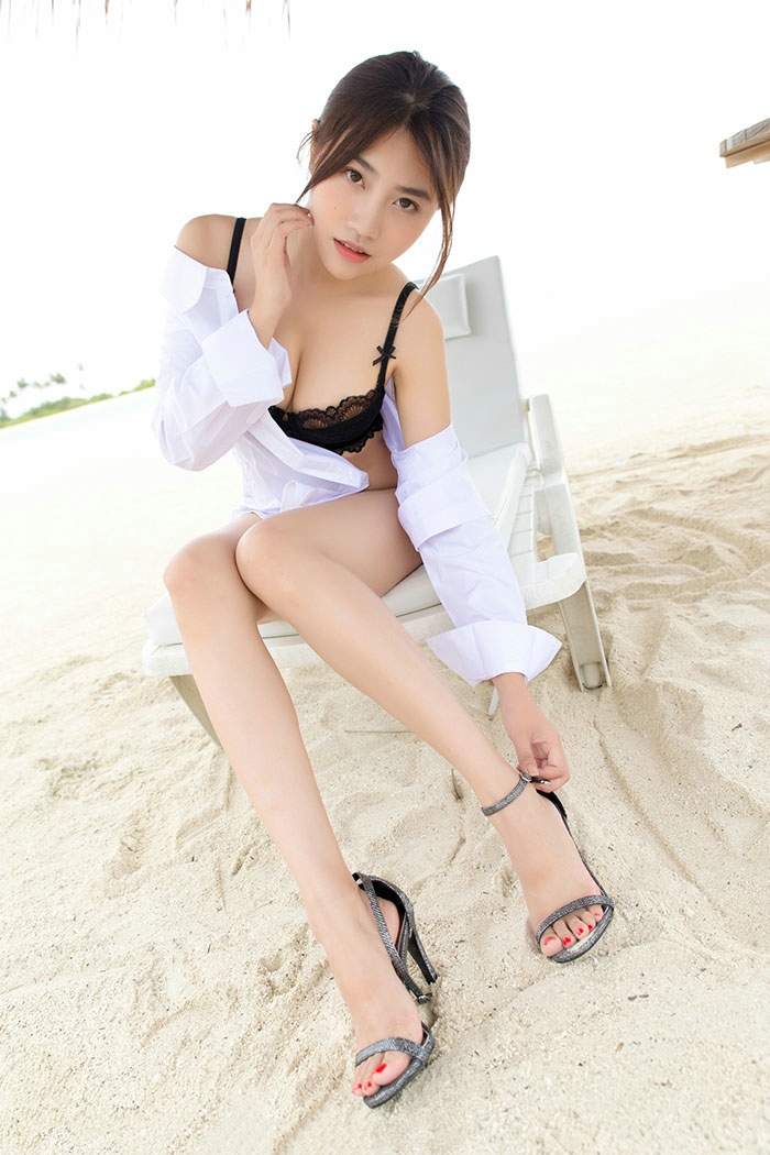 点击大图看下一张：沙滩上的比基尼衬衫美女美胸修长美腿勾人
