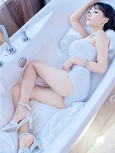 浴缸内的性感白皙美女长腿诱惑娇躯