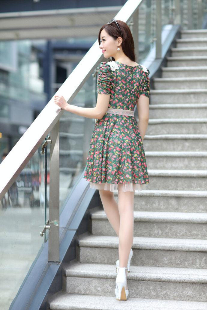 点击大图看下一张:清新短裙美女高挑靓丽甜美动人