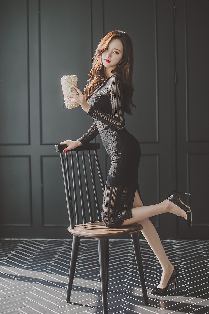 点击大图看下一张：椅子翘腿美模透明黑纱裙尽显冷艳迷人