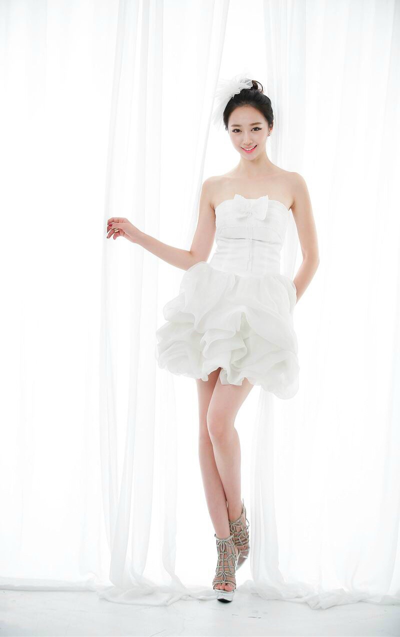 点击大图看下一张：纯白系白色短裙私房美女阳光美腿迷人写真