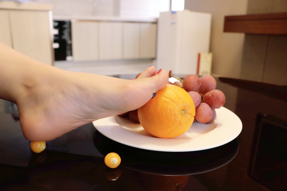 点击大图看下一张:小图妹私房裸足诱惑与水果的唯美交融