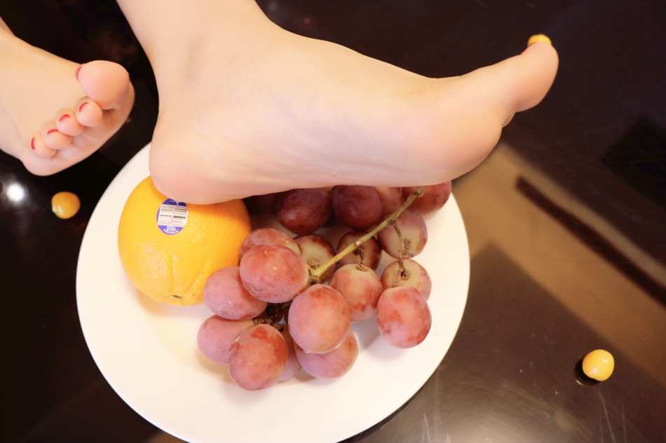 点击大图看下一张:小图妹私房裸足诱惑与水果的唯美交融