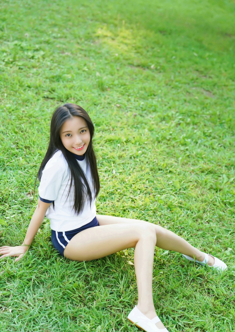 点击大图看下一张：草地上的运动服青春美少女漂亮活力写真