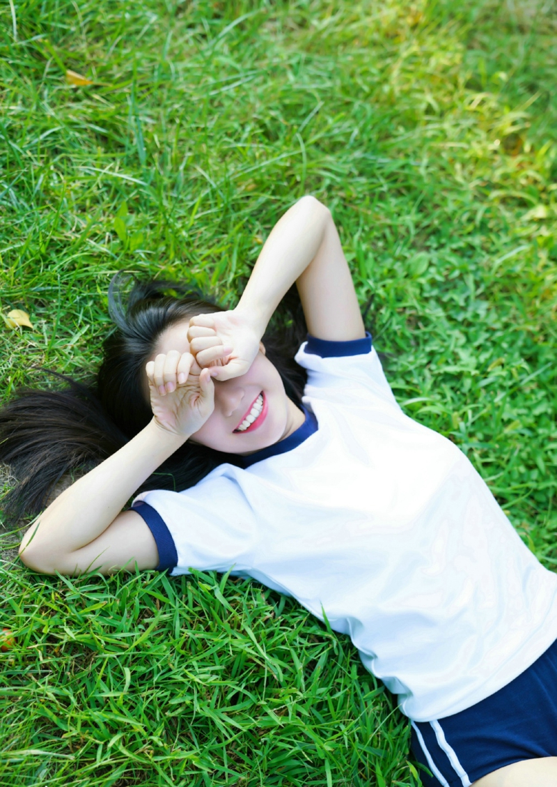点击大图看下一张：草地上的运动服青春美少女漂亮活力写真