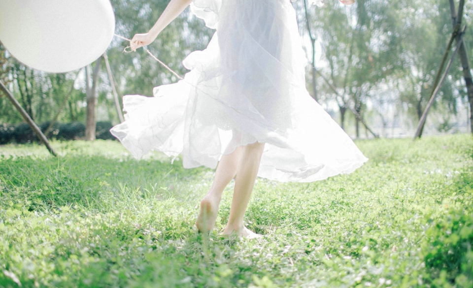 点击大图看下一张：户外向日葵白裙少女温婉柔美写真