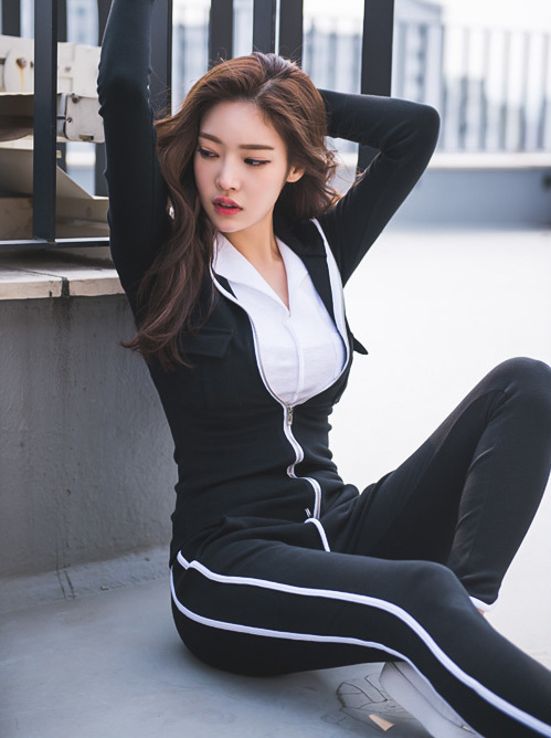 点击大图看下一张：穿运动休闲服的韩国美女模特粉嫩靓丽写真