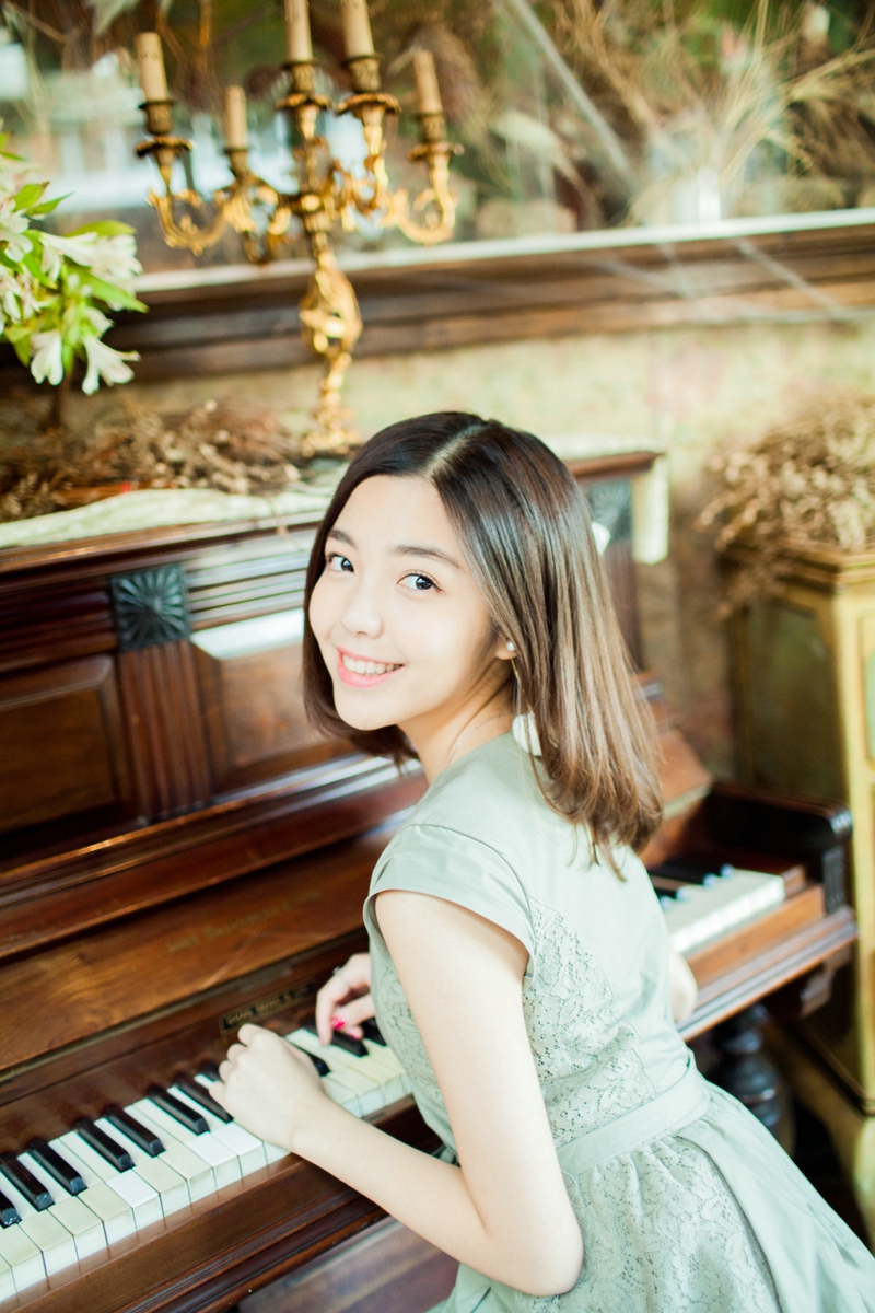 点击大图看下一张：气质钢琴美女咖啡馆内大眼灵动迷人