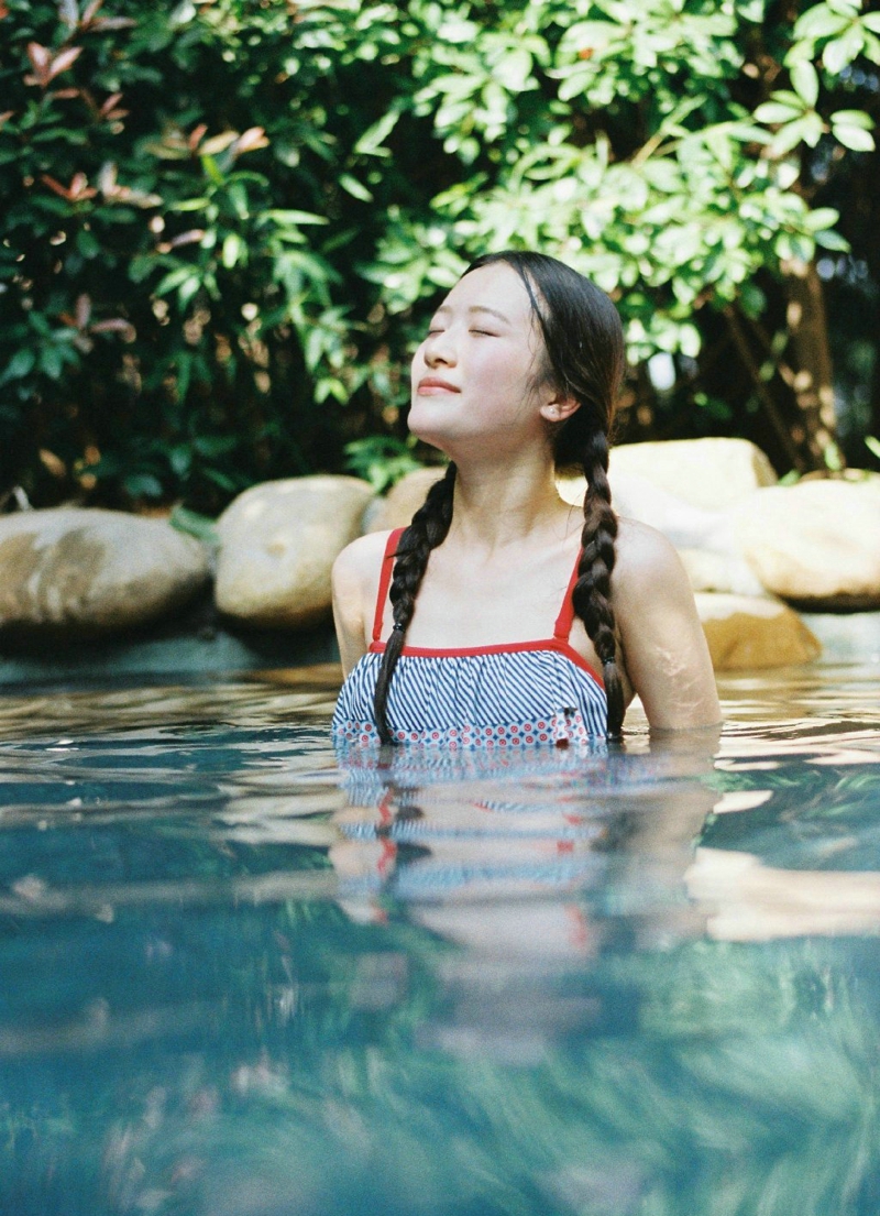 点击大图看下一张：泳池内的可爱泳衣麻花辫姑娘活力写真