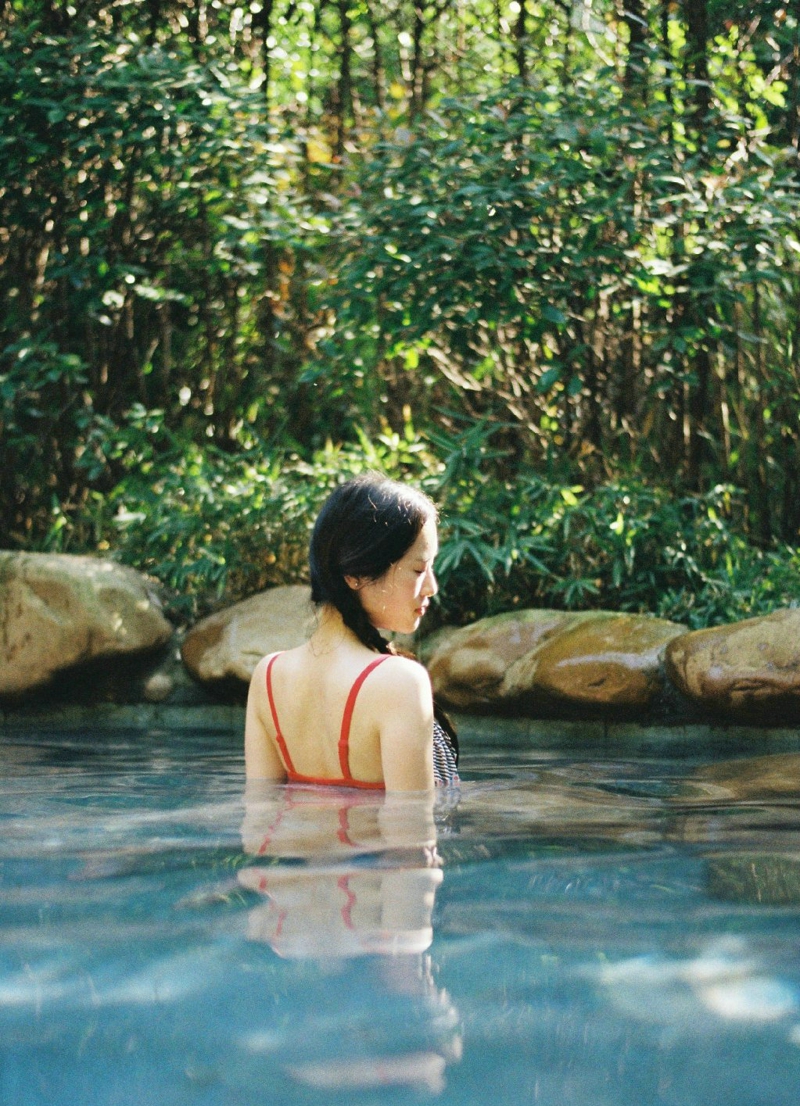 点击大图看下一张：泳池内的可爱泳衣麻花辫姑娘活力写真