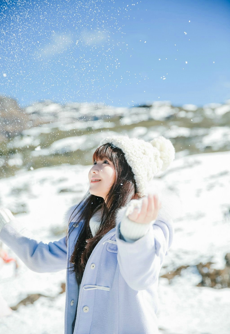 点击大图看下一张：雪地内的白皙妹子呆萌可爱写真