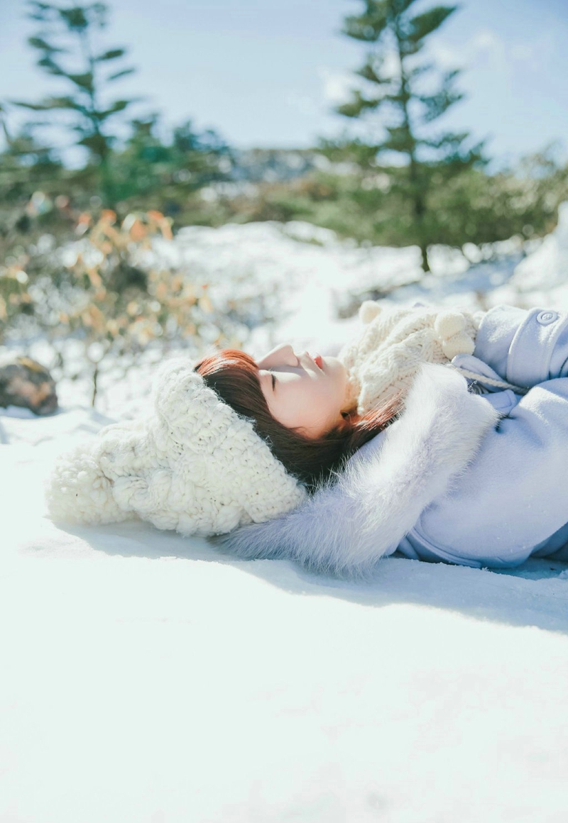 点击大图看下一张：雪地内的白皙妹子呆萌可爱写真