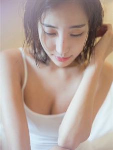 气质美女吊带背心美乳白皙肌肤美艳撩人