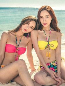 海滩上相互依偎泳装姐妹模特性感撩人