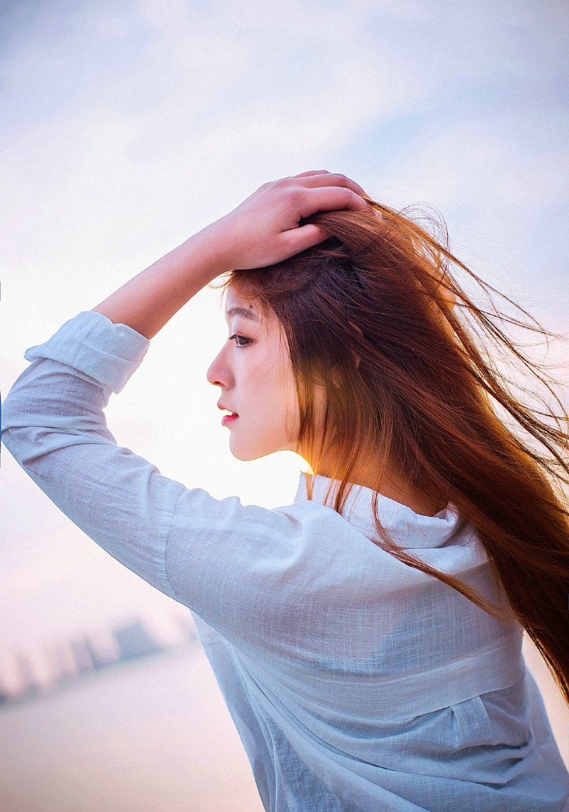 点击大图看下一张：海边长发飘逸美女白衬衫清新脱俗气质写真