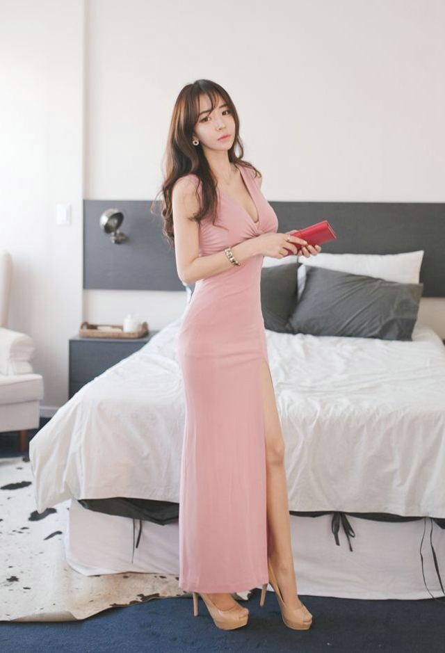 点击大图看下一张：酒店床上粉嫩裙模特美胸长腿身材惹眼