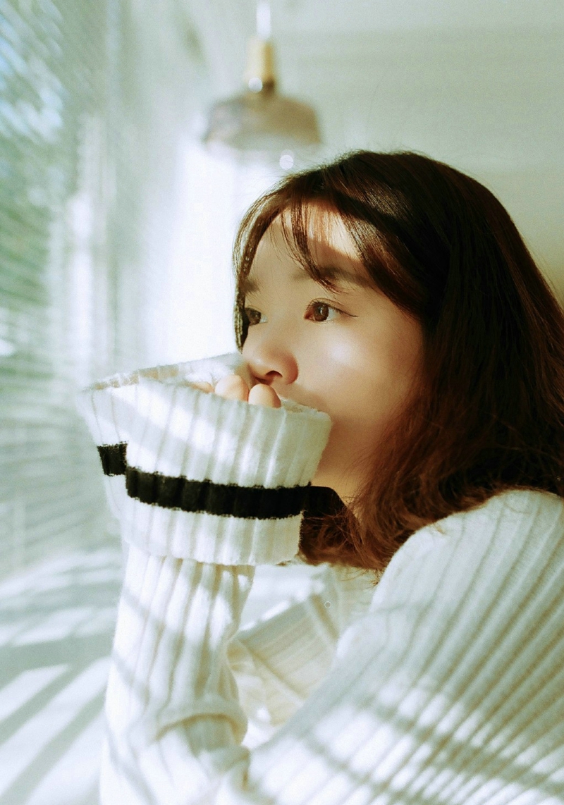 点击大图看下一张：百叶窗边的韩系妹子悠闲下午时光