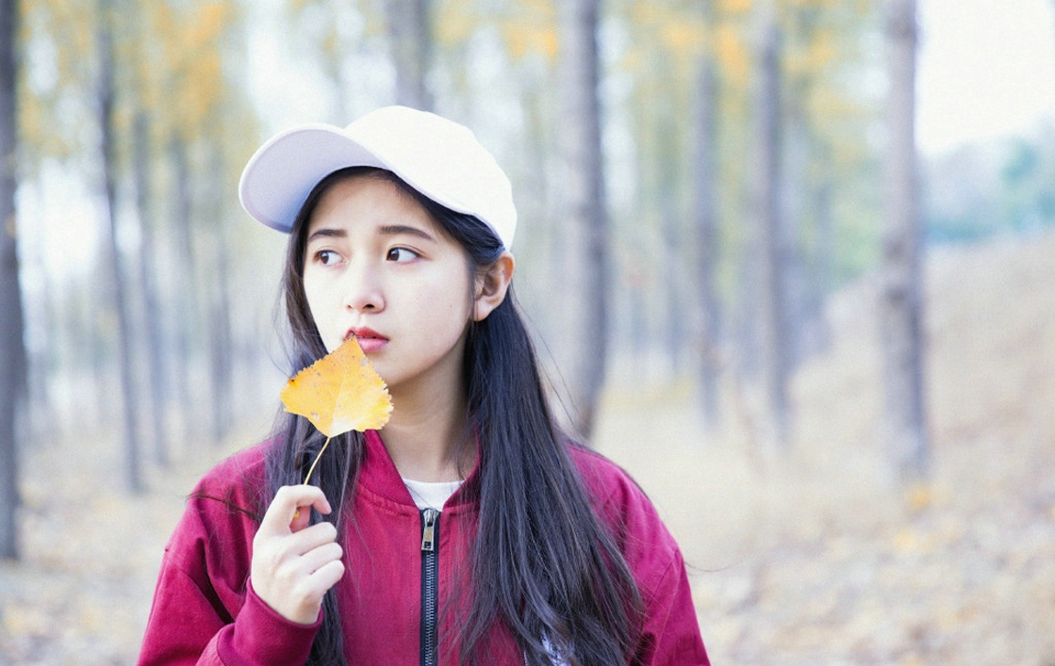点击大图看下一张：秋天落叶下的氧气棒球帽少女可爱清纯写真
