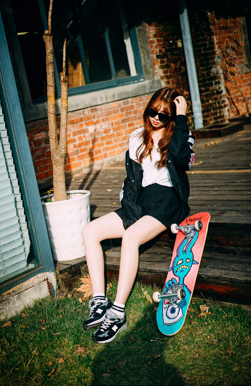 点击大图看下一张：帅气滑板少女街头酷炫写真魅力十足