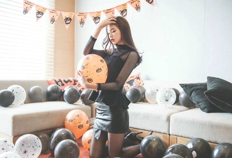 点击大图看下一张：气球房蕾丝镂空裙美模性感爆棚美腿抢镜