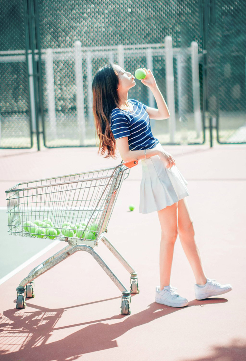 点击大图看下一张：清纯少女网球场魅力写真可爱俏皮