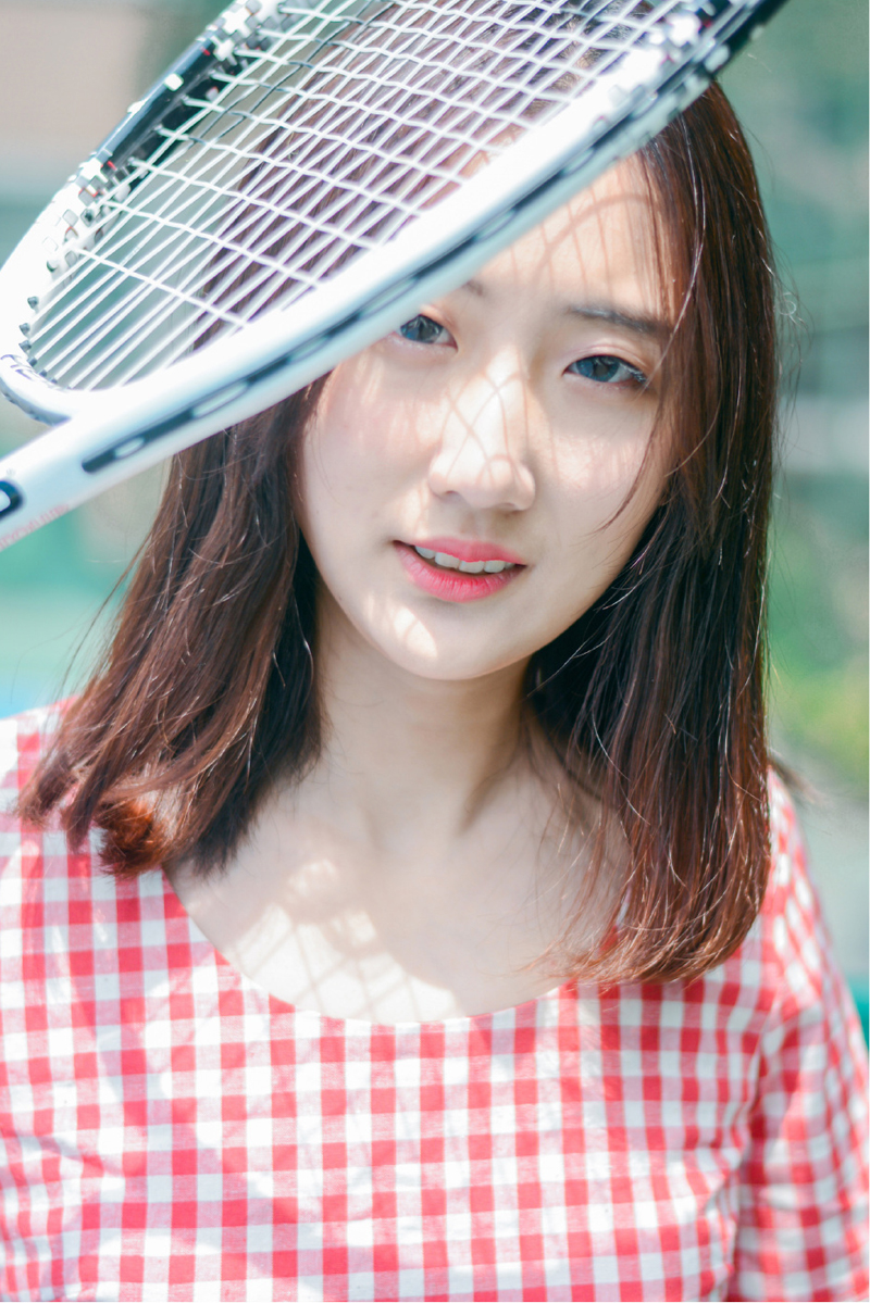 点击大图看下一张：网球少女青春写真操场上挥洒汗水