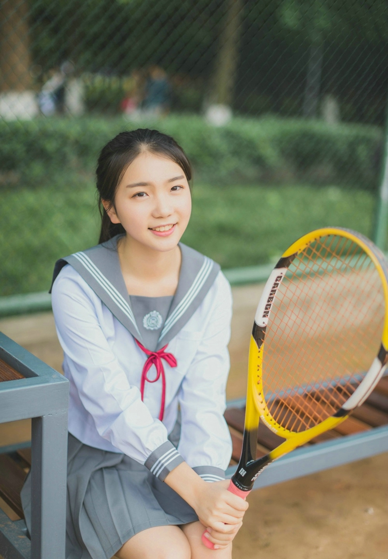 点击大图看下一张：网球场内的网球少女马尾活力十足