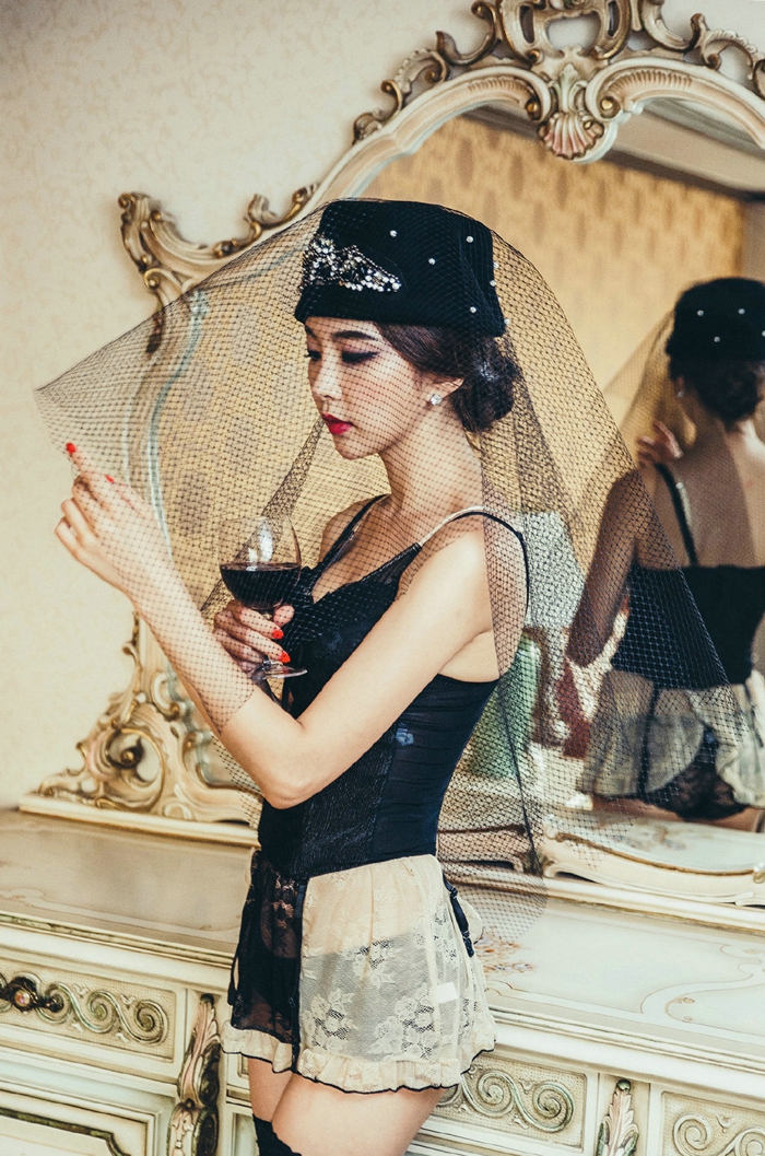 点击大图看下一张：背靠着镜子黑纱美模大秀娇躯品味红酒