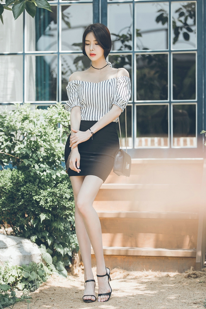 点击大图看下一张：阳光下台阶美模裸肩条纹包臀裙秀完美身材