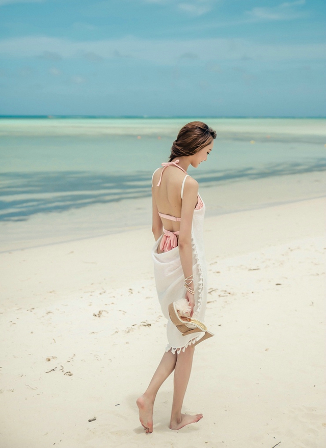 点击大图看下一张：沙滩粉嫩比基尼美模赤脚行走俏丽可爱
