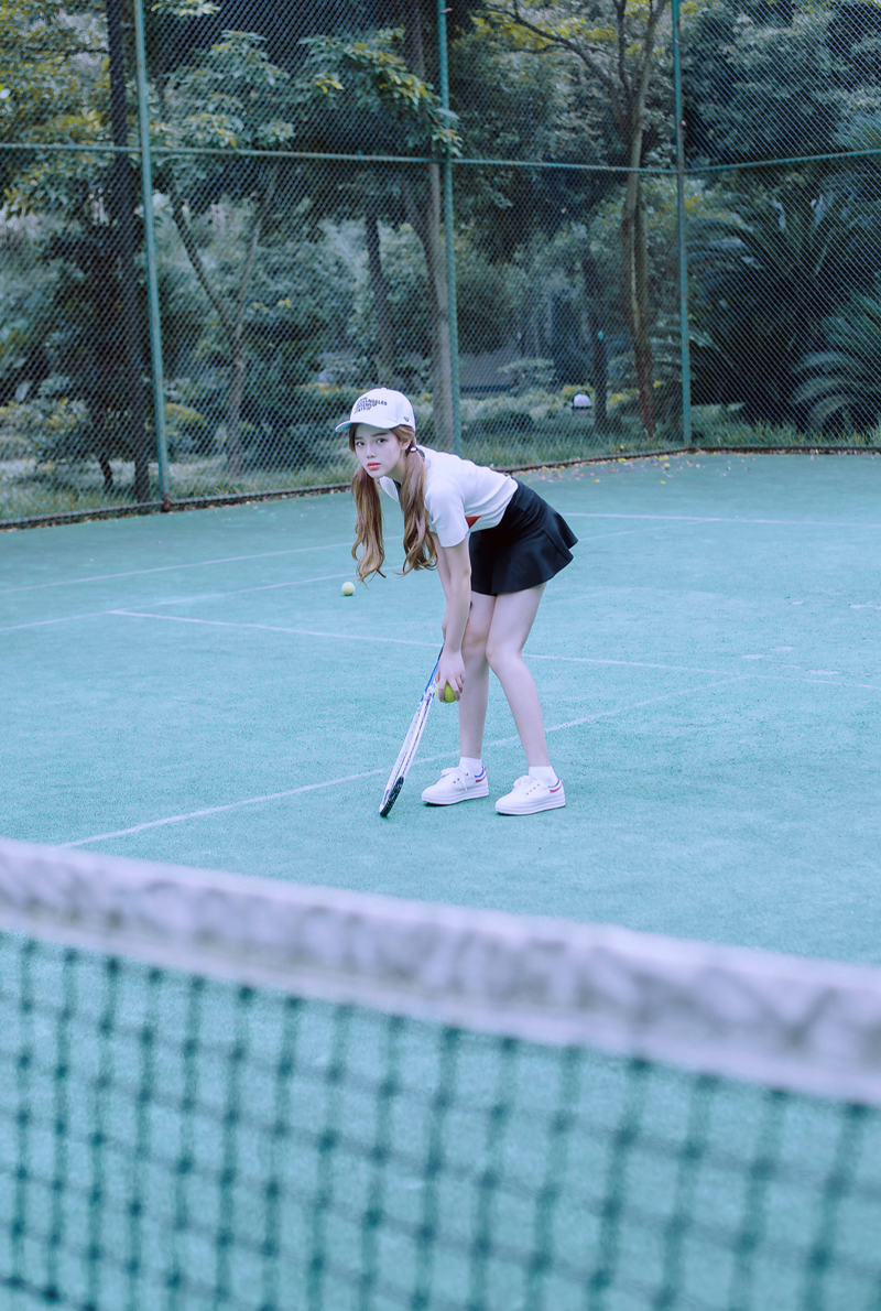 点击大图看下一张：可爱双马尾棒球帽少女操场网球活力