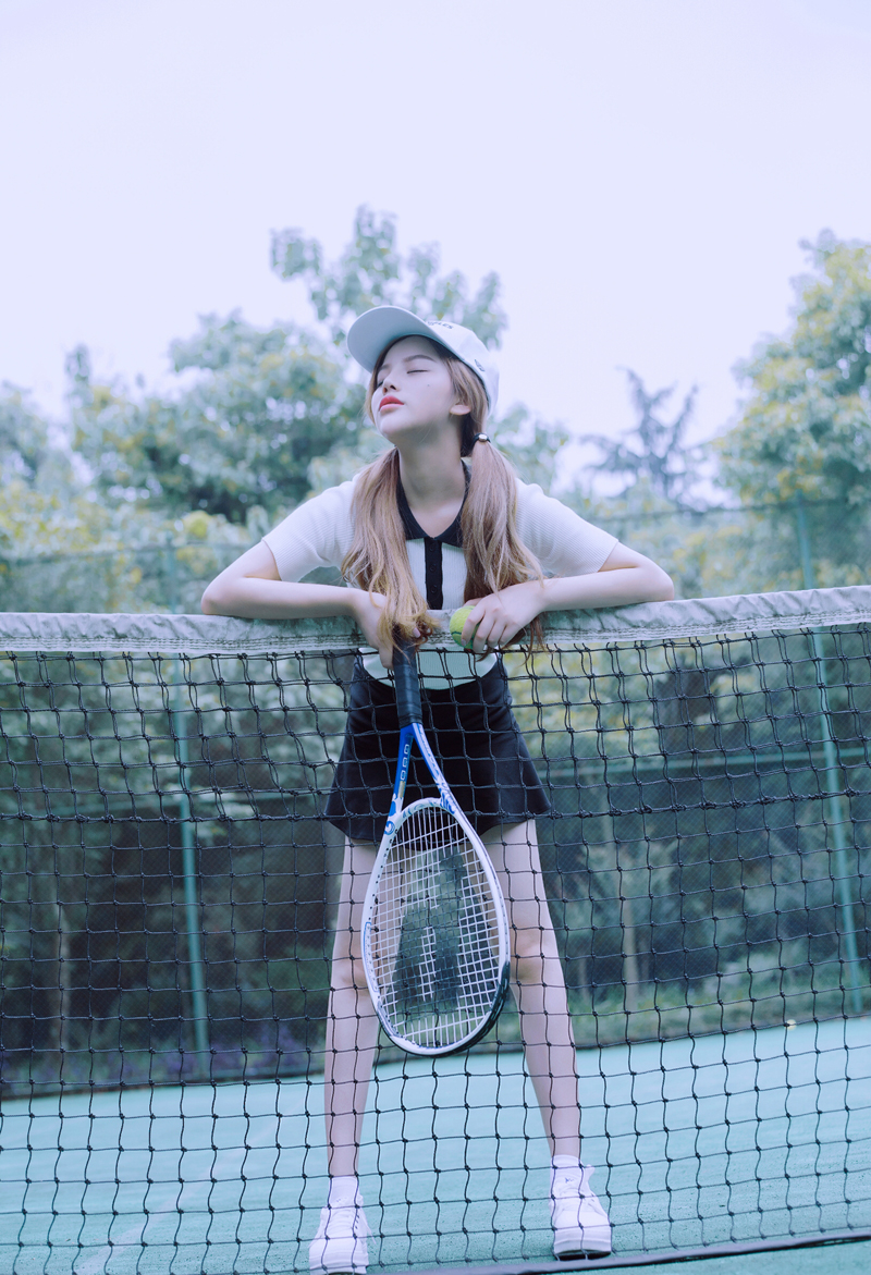 点击大图看下一张：可爱双马尾棒球帽少女操场网球活力