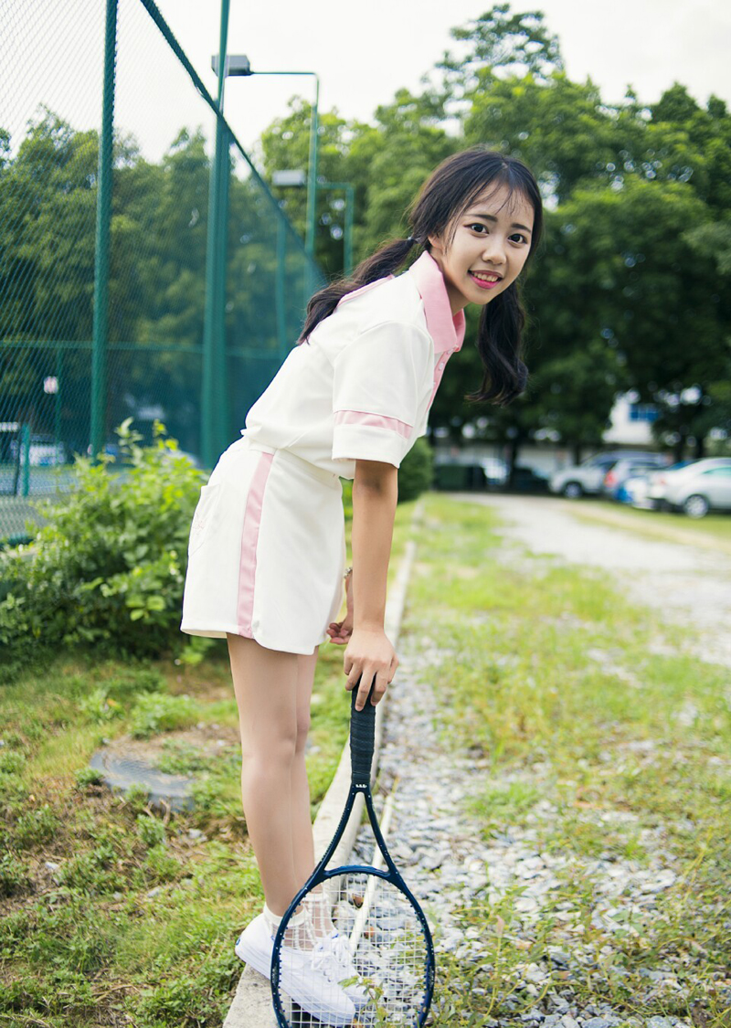 点击大图看下一张：粉嫩少女活力网球写真清纯可人
