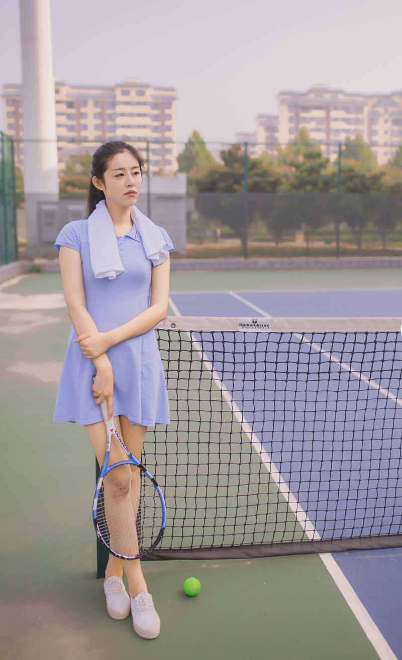 点击大图看下一张：马尾少女网球青春活力十足