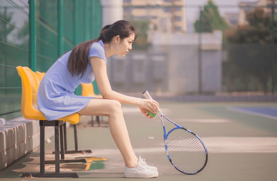 点击大图看下一张：马尾少女网球青春活力十足