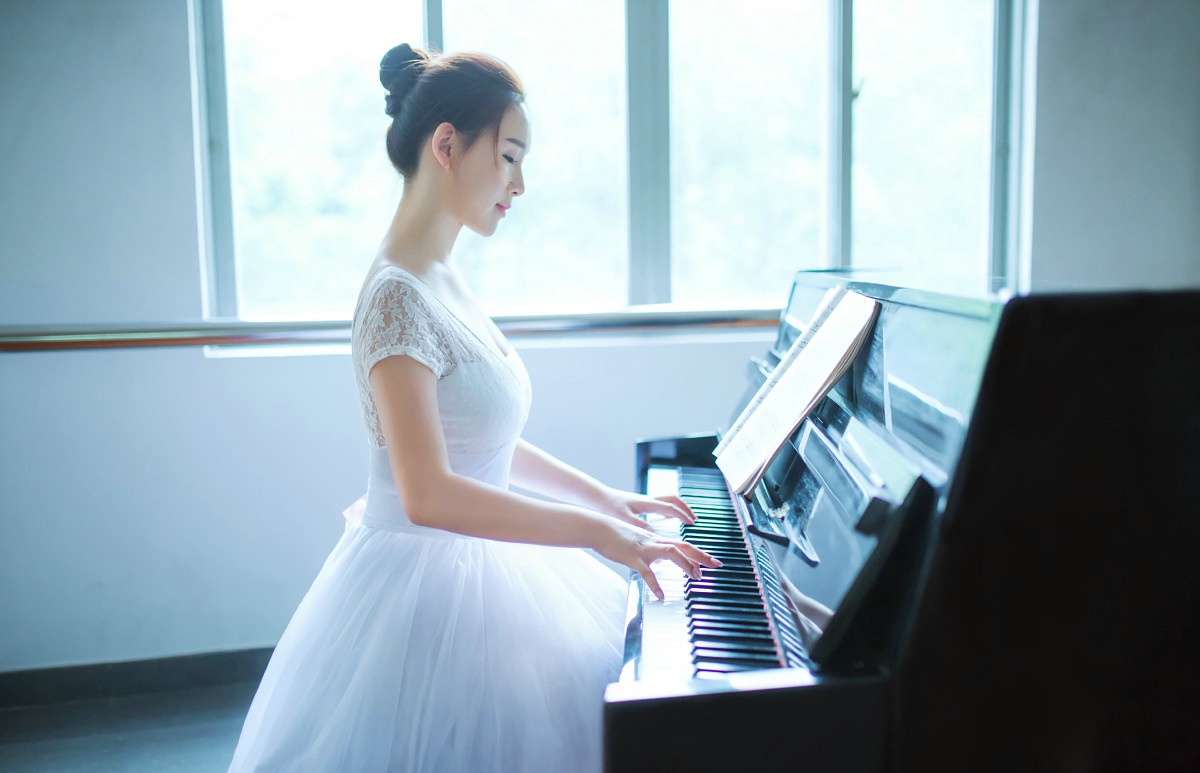 点击大图看下一张：清纯干净的白蕾丝少女钢琴之下展现优美身姿