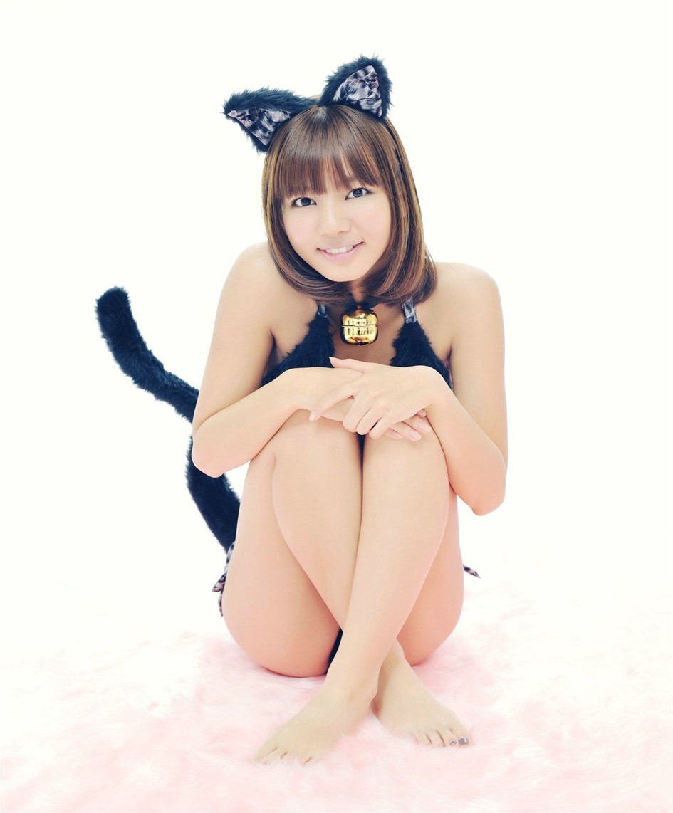 点击大图看下一张：日本可爱猫女郎百合姐妹性感比基尼写真